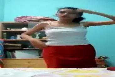 Mahasiswi Tasya Nurinie Ganti Baju Merah - IndoXX
